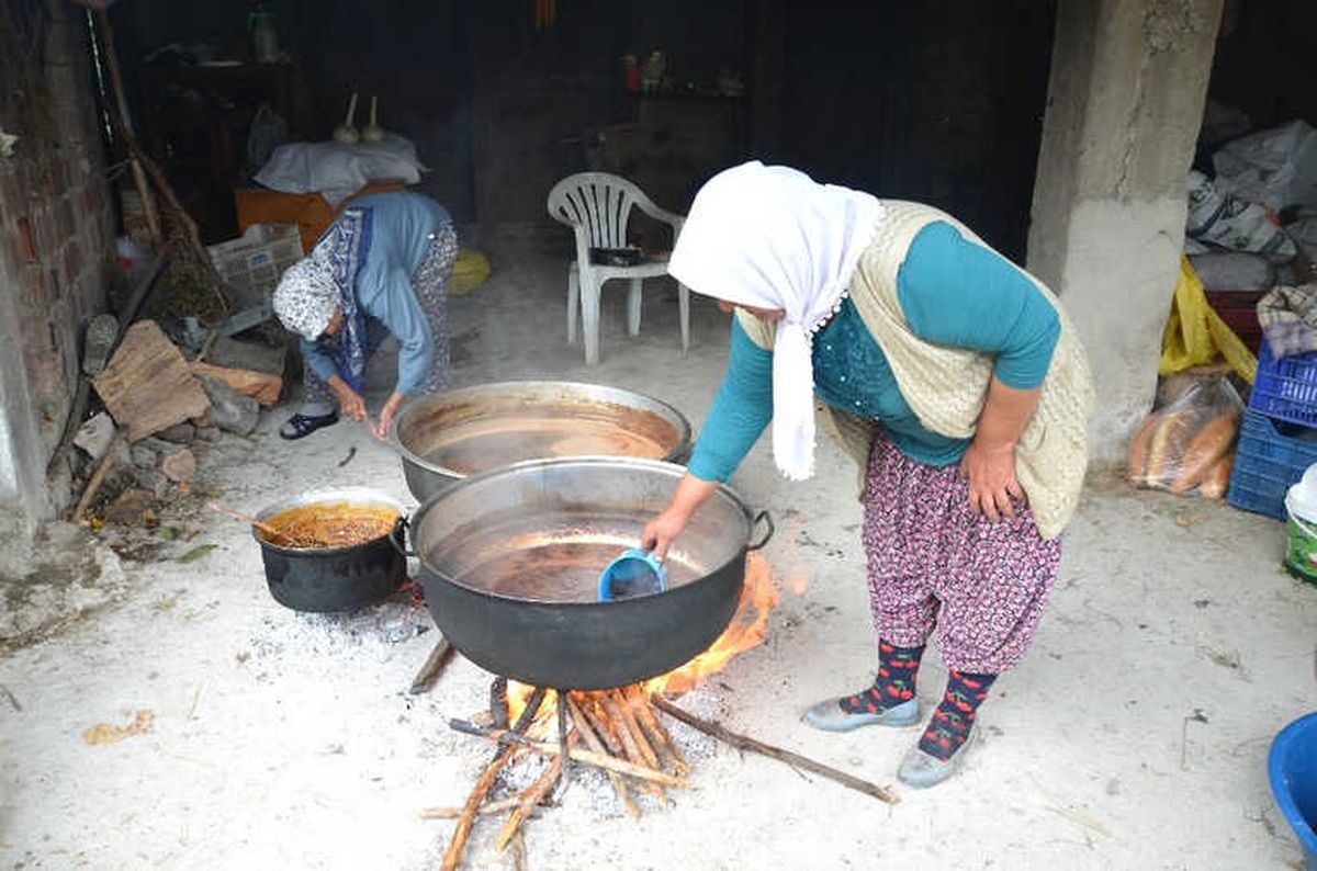 Aksekili Kadınların Nar Ekşisi Mesaisi