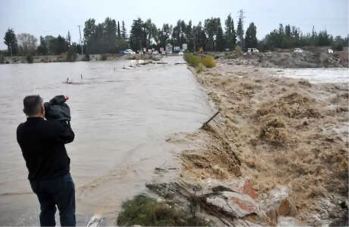 Antalya\'da Sağanak Hayatı Olumsuz Etkiledi