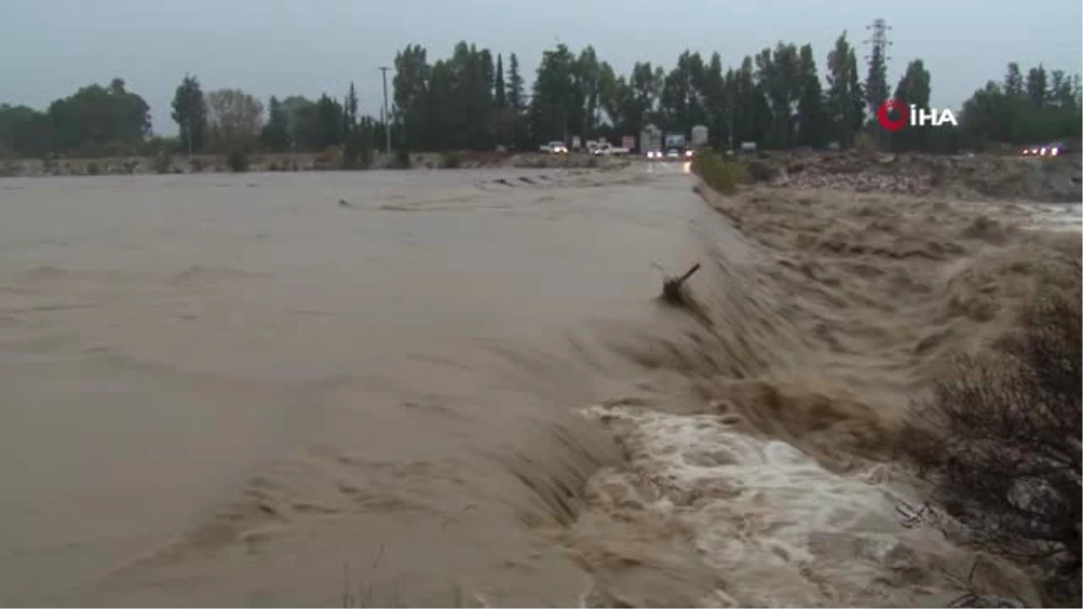 Antalya\'da Sağanak Yağmur Etkili Oluyor: Köprü Ulaşıma Kapandı, Seraları Su Bastı