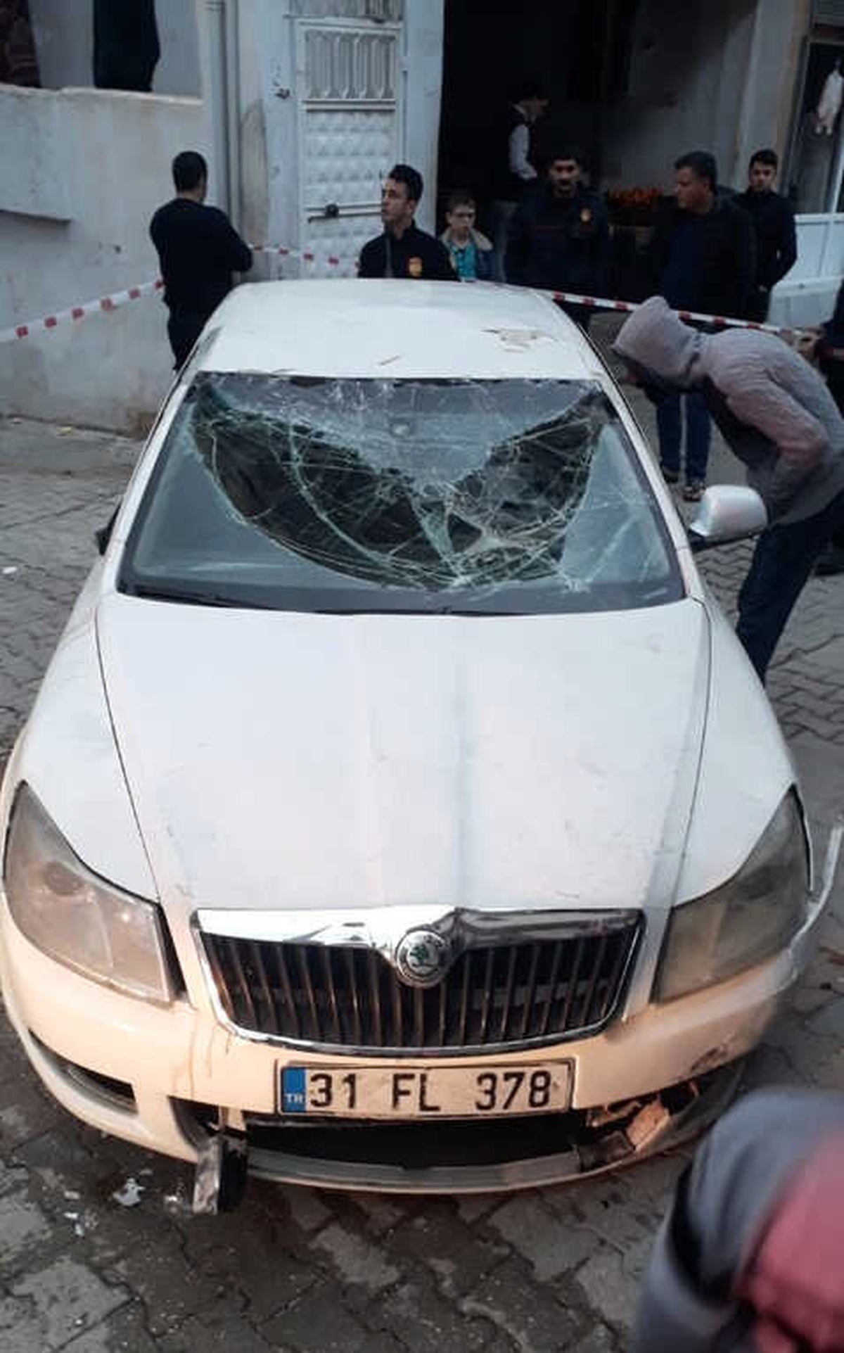 Aşırı Hızla Giden Sürücü Ara Sokakta Takla Attı
