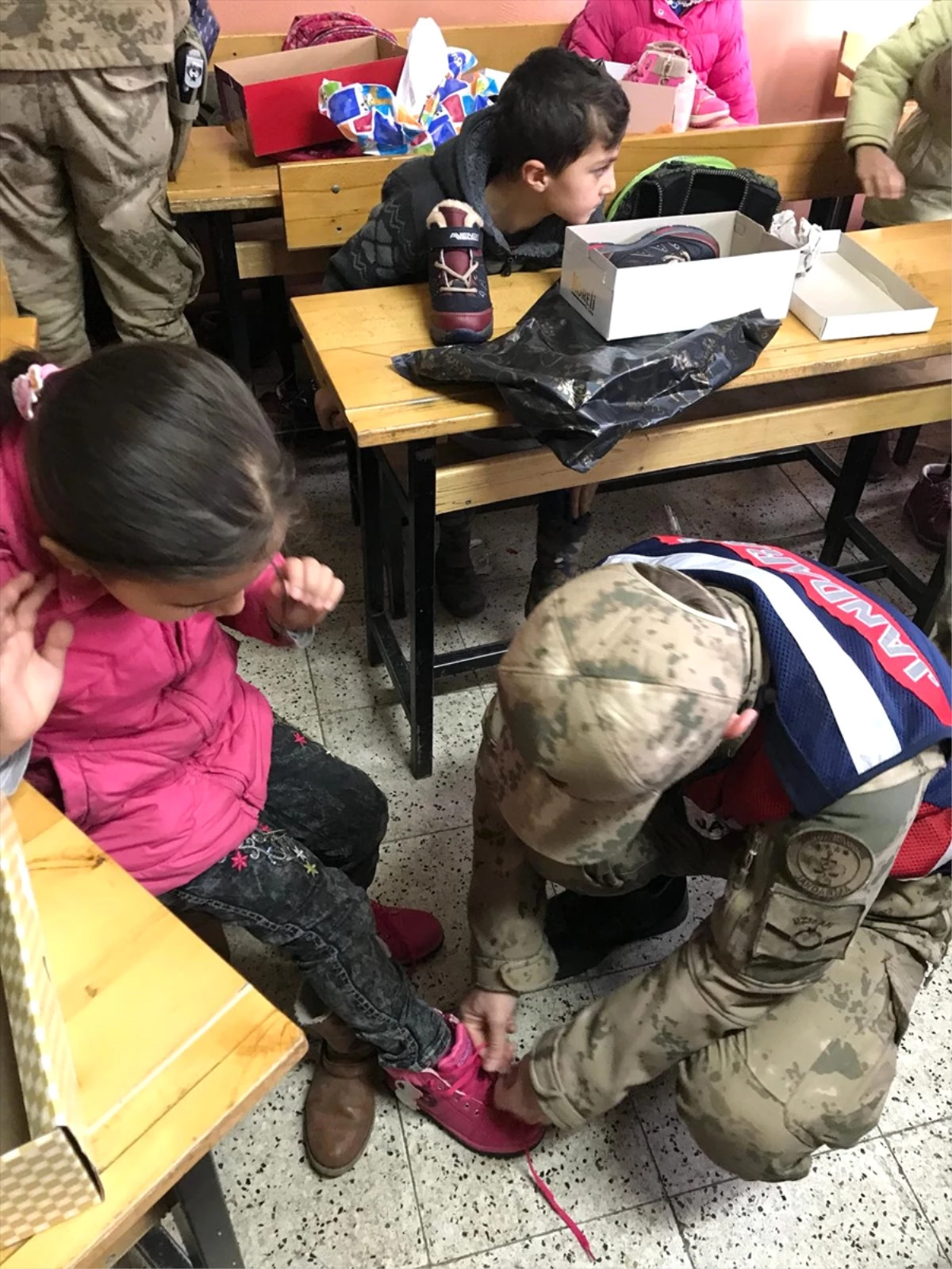 Askerlerden Minik Öğrencilere Kıyafet Yardımı
