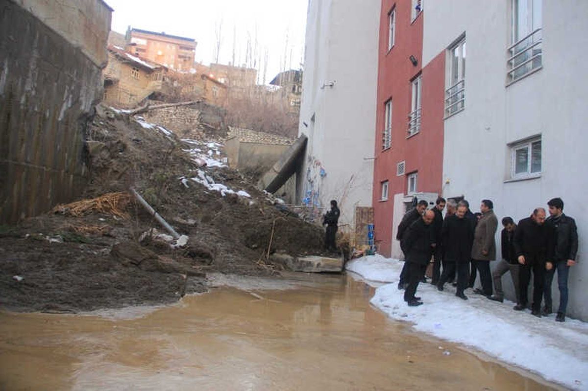 Başkan Vekili Epcim, İstinat Duvarı Devrilen Okulun Çevresinde İncelemelerde Bulundu