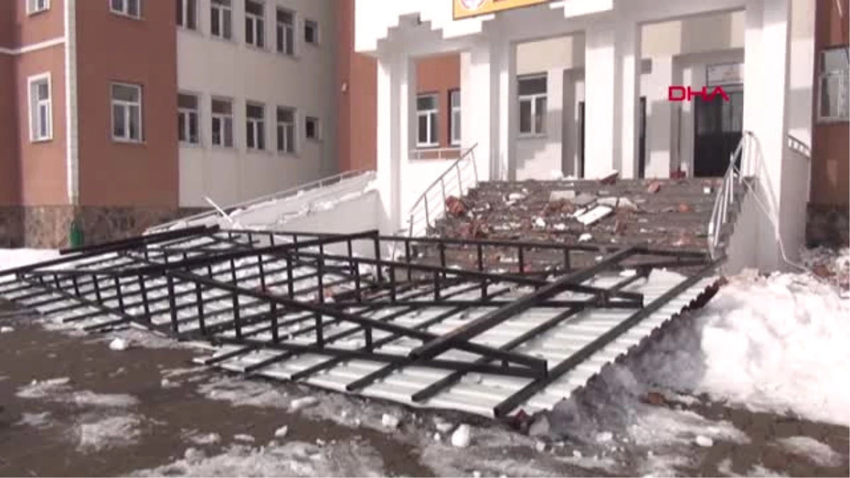 Bingöl-Kar Yağışı Nedeniyle Okulun Giriş Çatısı Çöktü