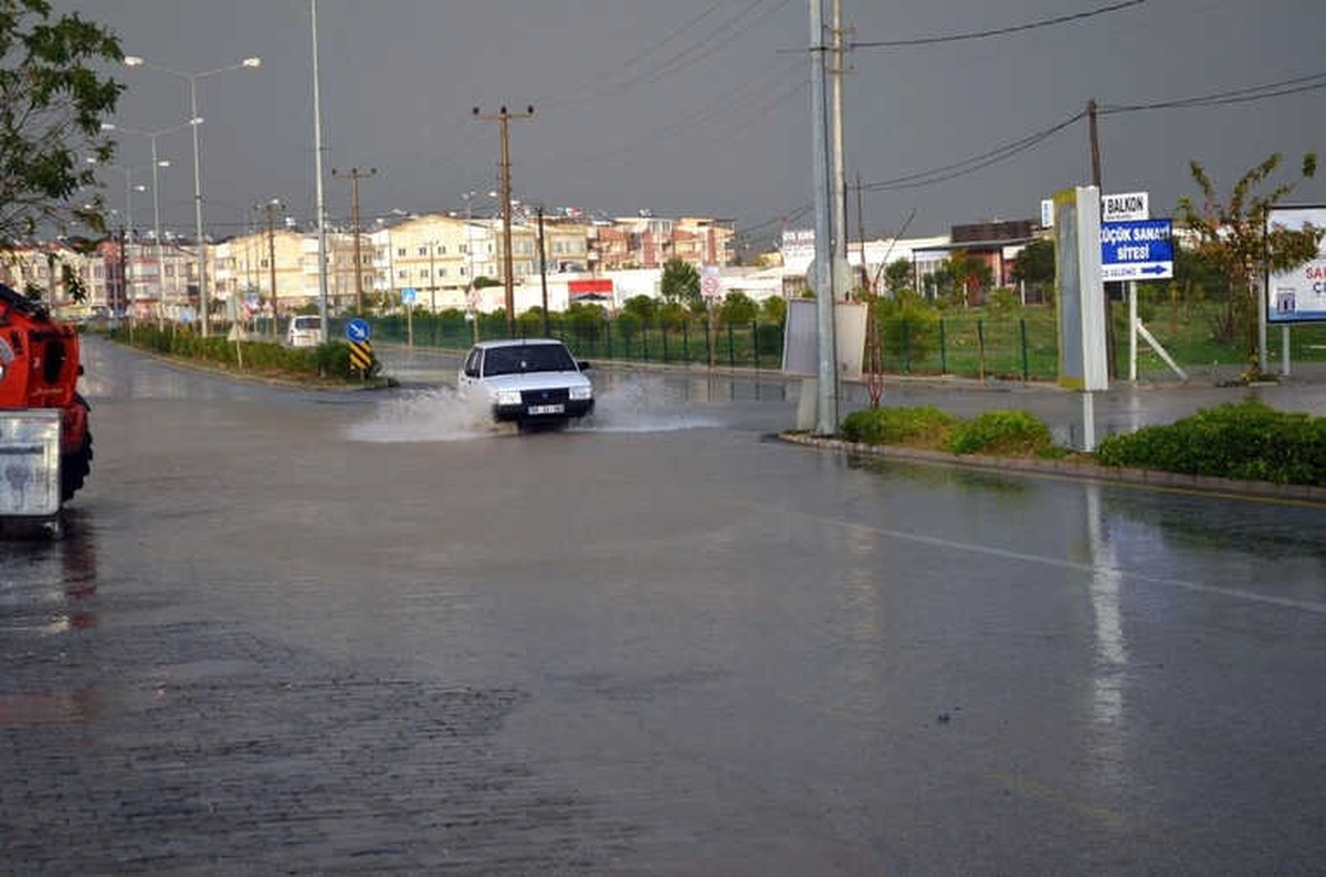 Didim\'de Şiddetli Yağış Yaşamı Felç Etti
