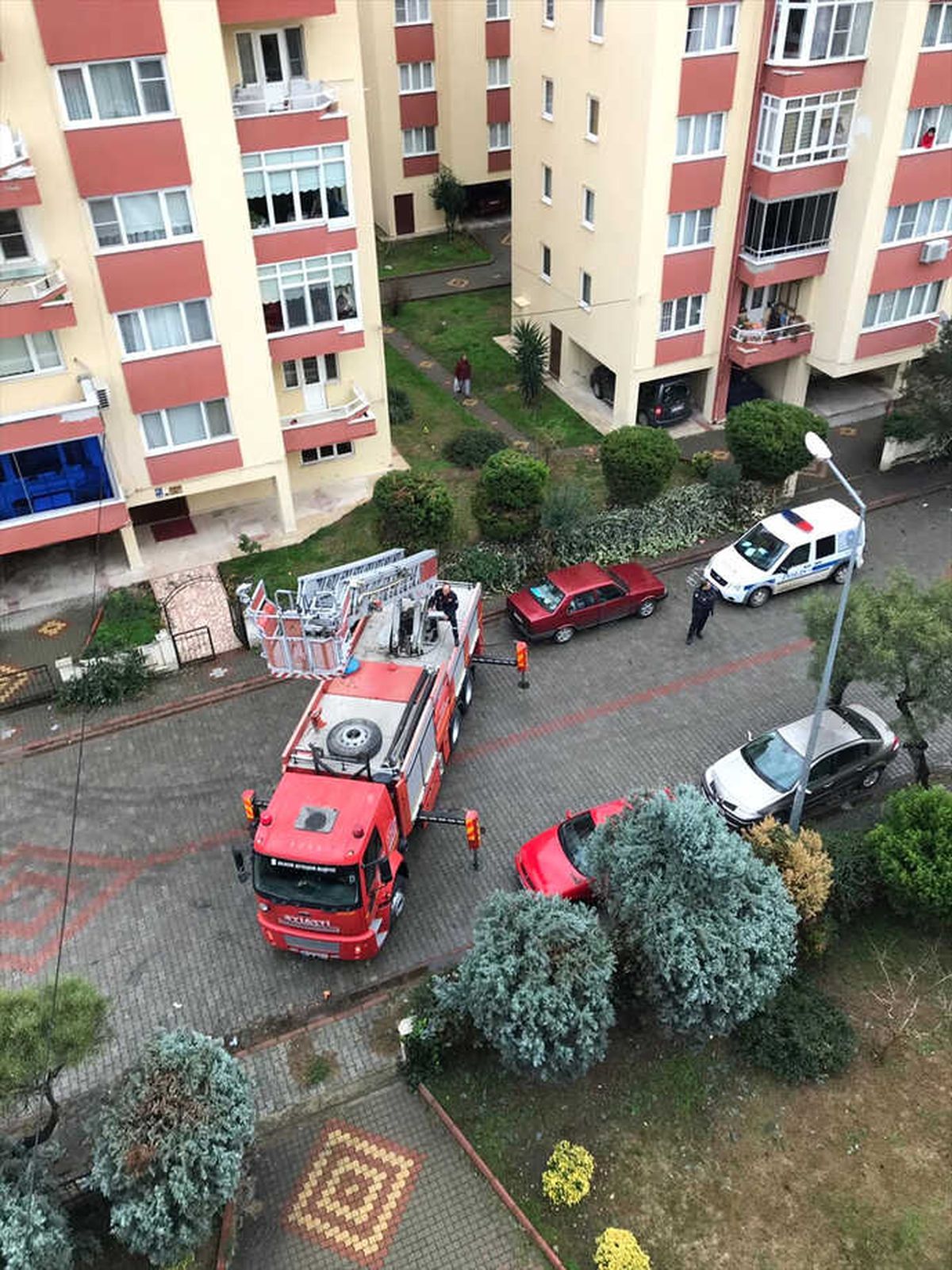 Evde Mahsur Kalan Çifti İtfaiye Kurtardı