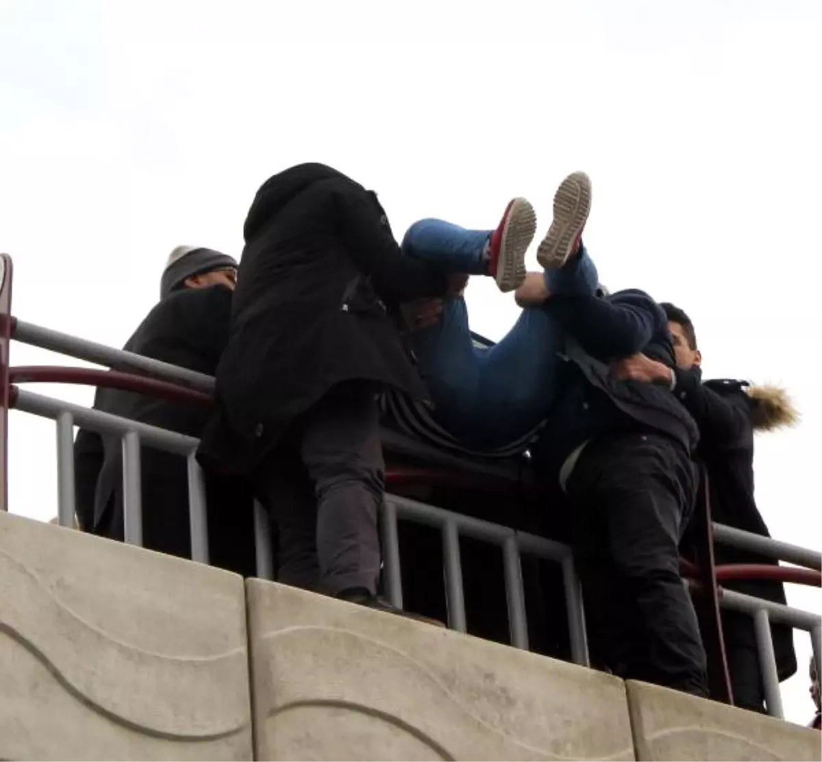 İntiharına Polisin Engel Olduğu Kadın, Sinir Krizi Geçirdi