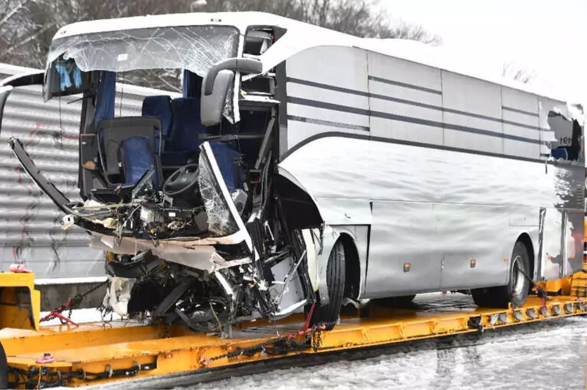 İsviçre\'de Tur Otobüsü Kaza Yaptı: 1 Ölü, 44 Yaralı