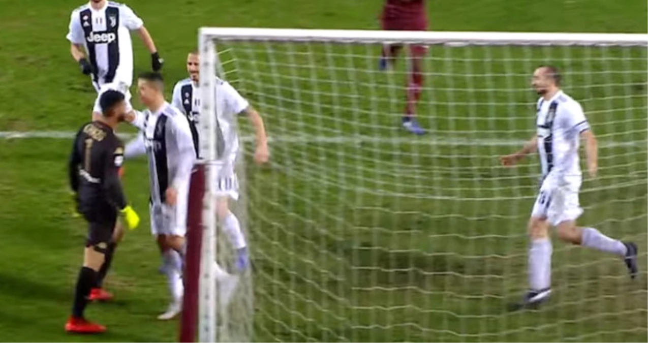 Juventuslu Ronaldo\'nun Penaltı Golünden Sonra Kaleciye Göğsüyle Vurması Maçın Önüne Geçti