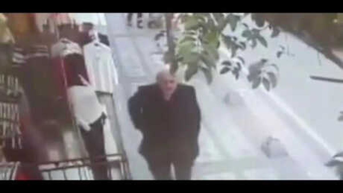 Kağıthane\'de Kaldırımda Yürüyen Kişiye Silahlı Saldırı Kamerada
