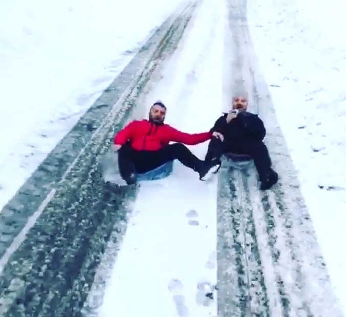 Karda Kamyonete Bağladıkları Leğenle Kaydılar