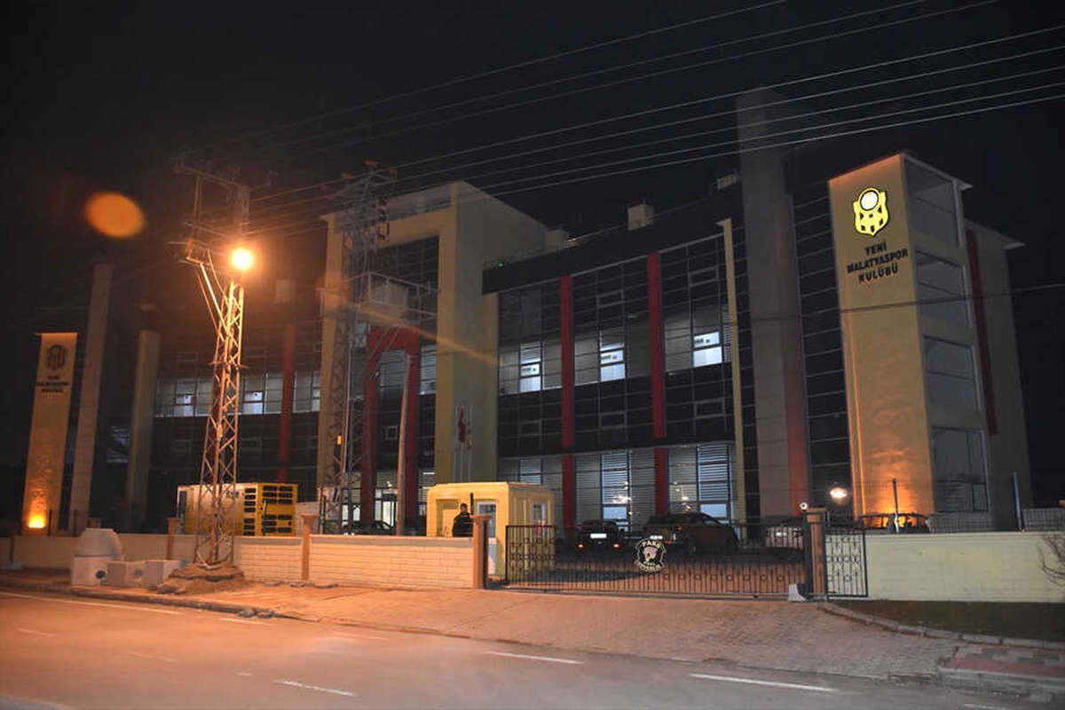 Yeni Malatyaspor\'un Kulüp Binasına Silahlı Saldırı İddiası