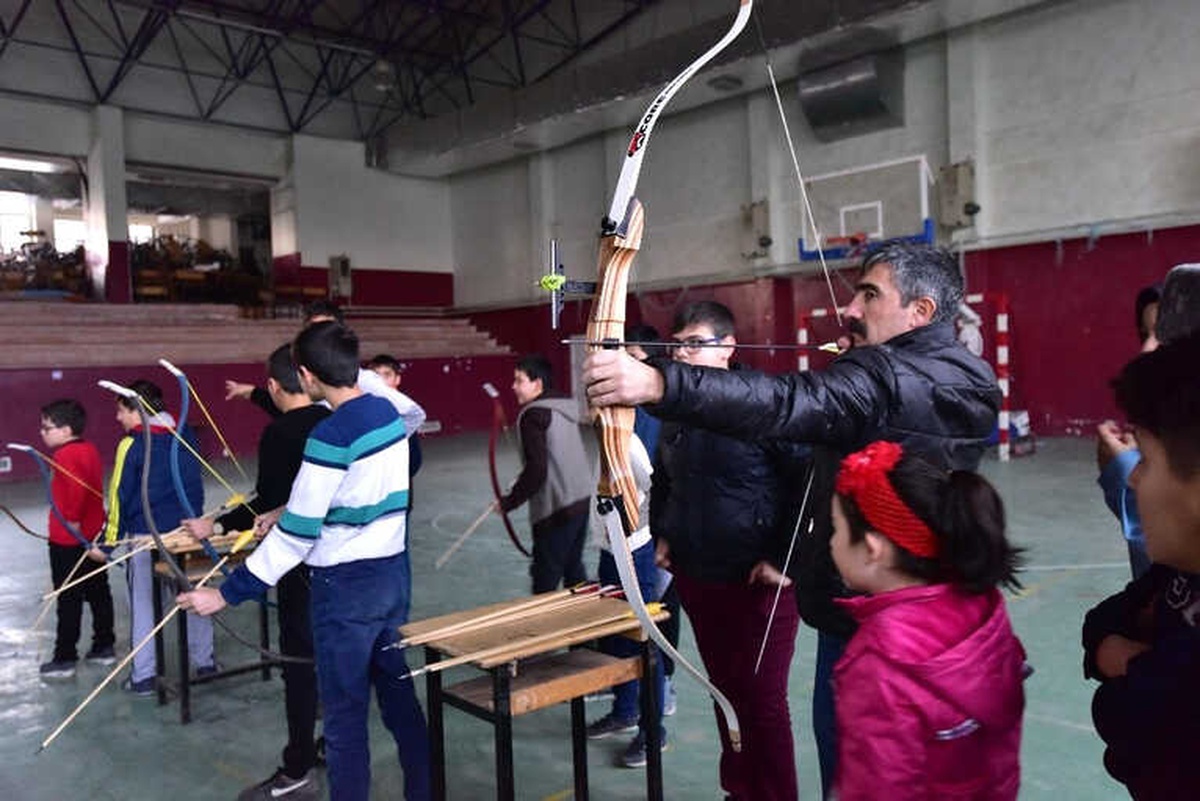 Ahlatlı Gençler Ata Sporu Okçuluğu Öğreniyor