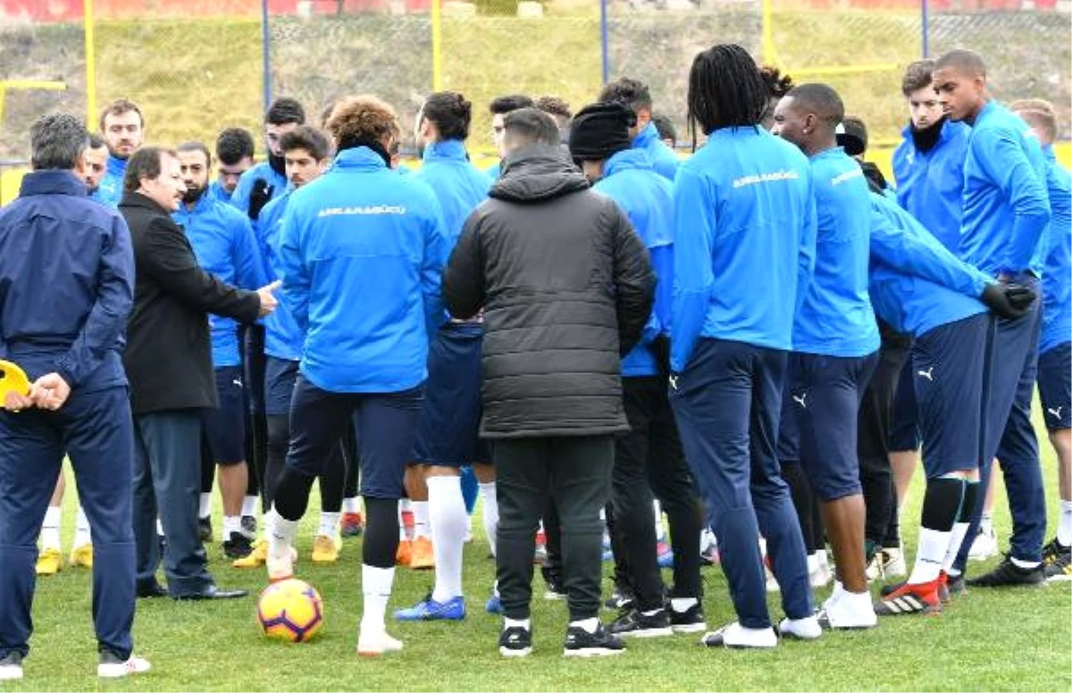 Ankaragücü\'nde Başkan Yiğiner İdman Öncesi Futbolcularla Toplantı Yaptı