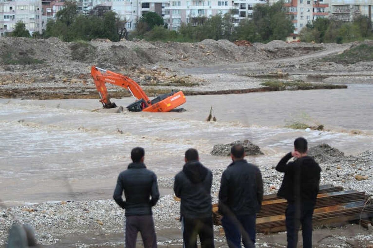 Antalya Boğaçay\'da İş Makinesi Suya Gömüldü