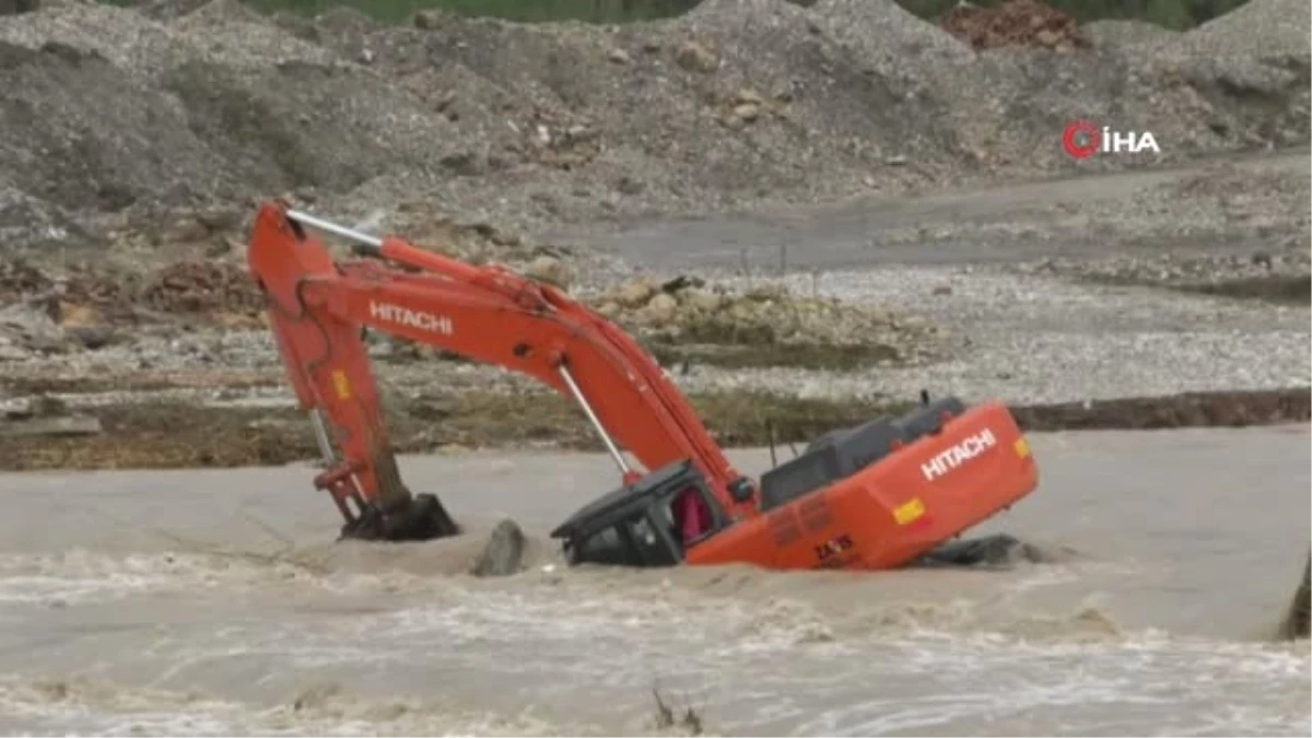 Antalya Boğaçay\'da İş Makinesi Suya Gömüldü