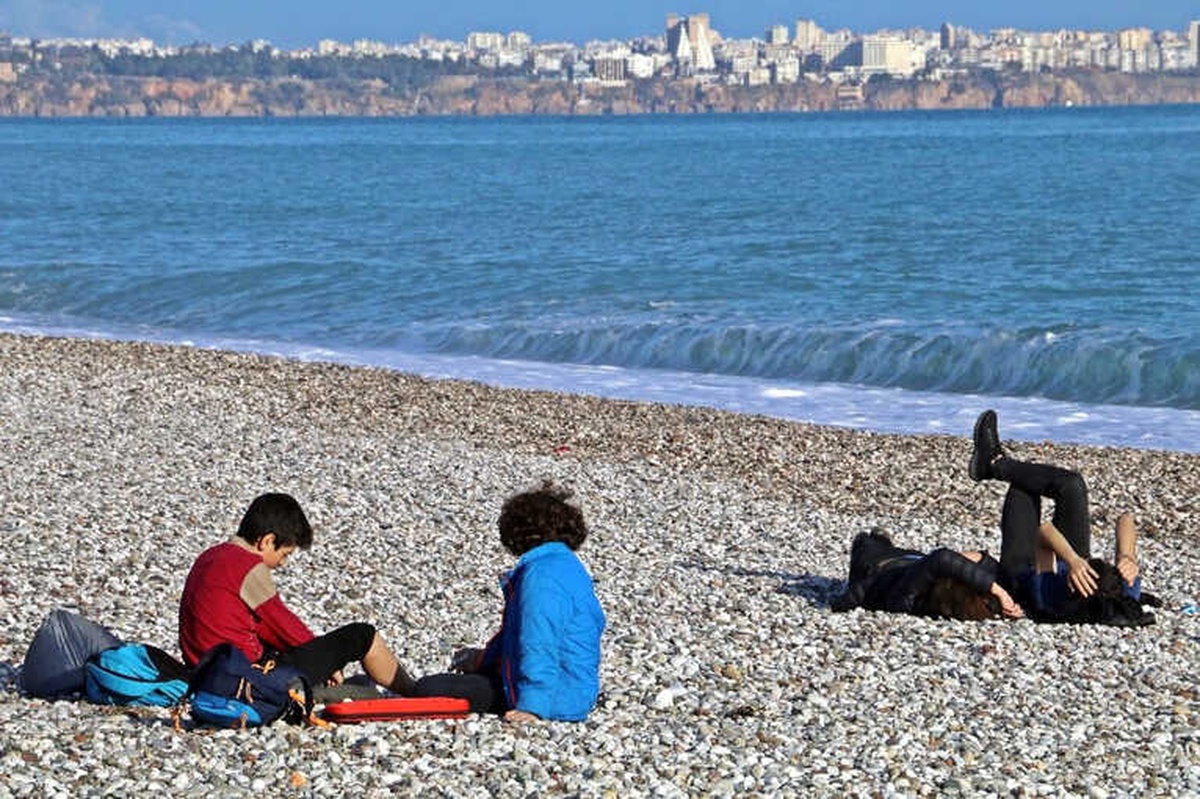 Antalya\'da Önce Sel Felaketi, Ardından Güneş Keyfi