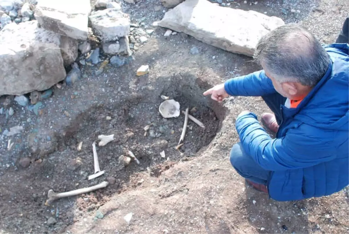 Barajda Sular Çekildi, Kemik Parçaları Ortaya Çıktı