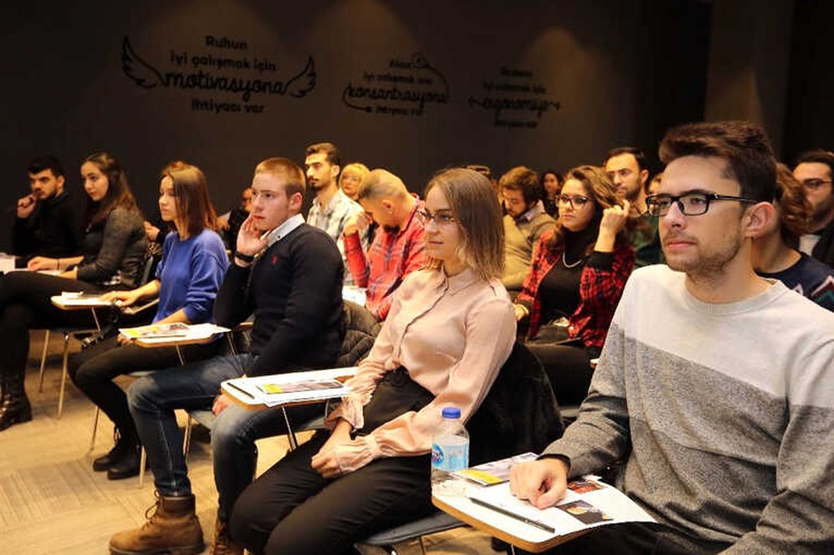 Başkan Yaşar\'dan, Üniversiteli Gençlere Demokrasi Dersi