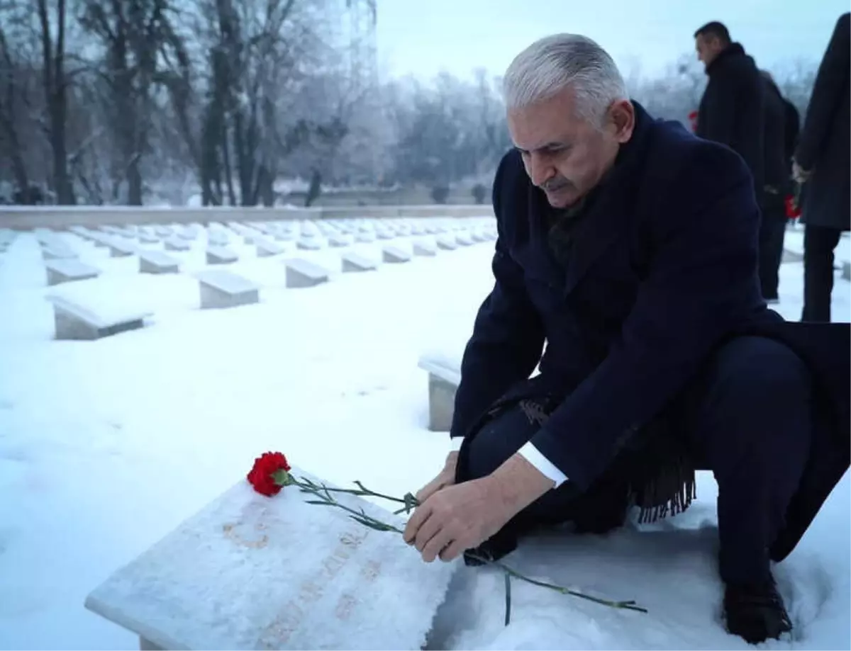 Budapeşte\'deki Türk Şehitliği\'ni Ziyaret Etti