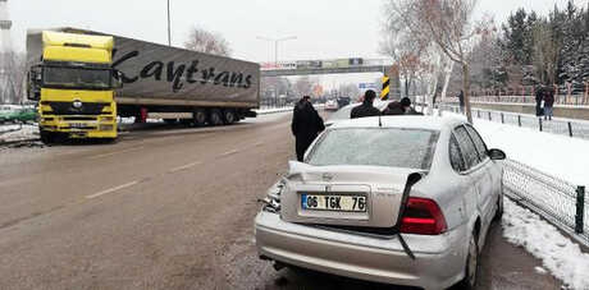 Buzlu Yolda Kayan Tır, Park Halindeki 3 Otomobile Çarptı