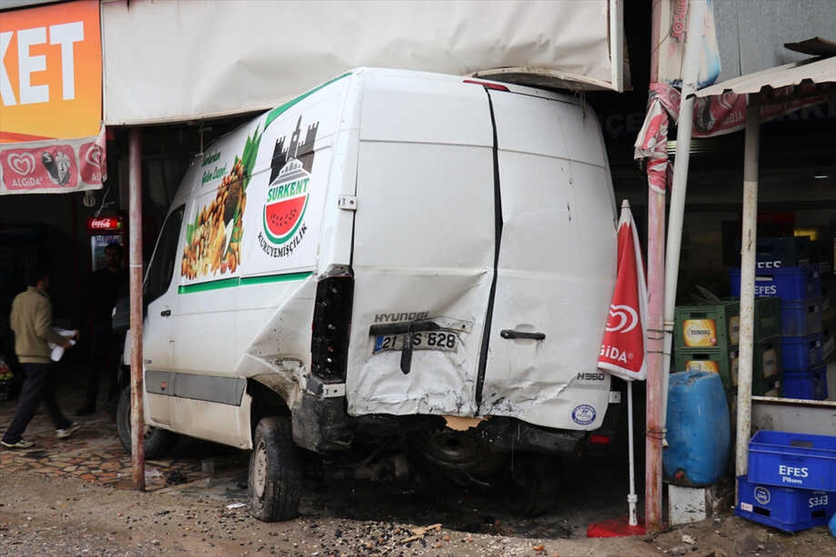 Diyarbakır\'da Otomobil Minibüse Çarptı: 2 Yaralı