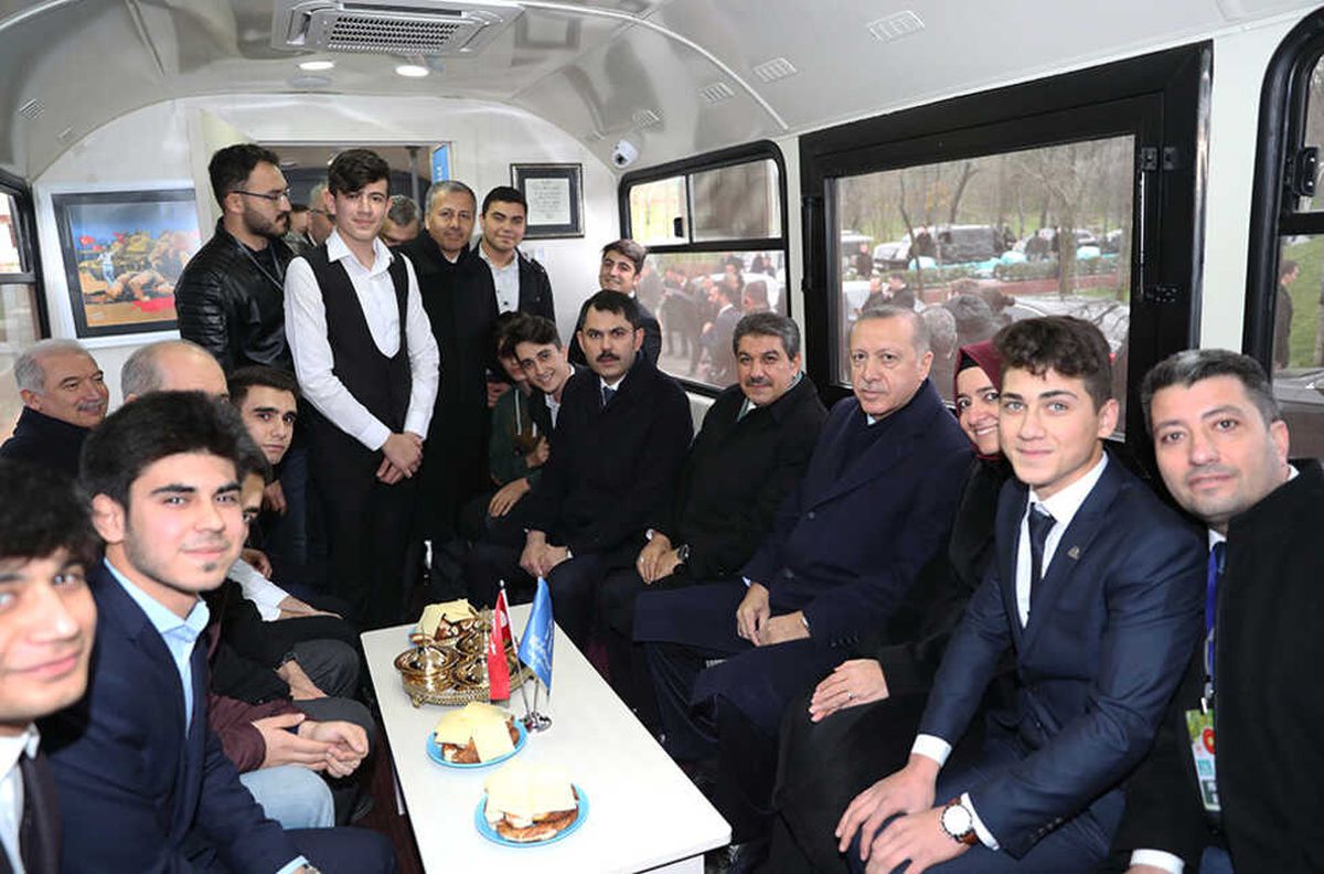 Erdoğan Gençlerle Simit Yiyip Şarkı Söyledi