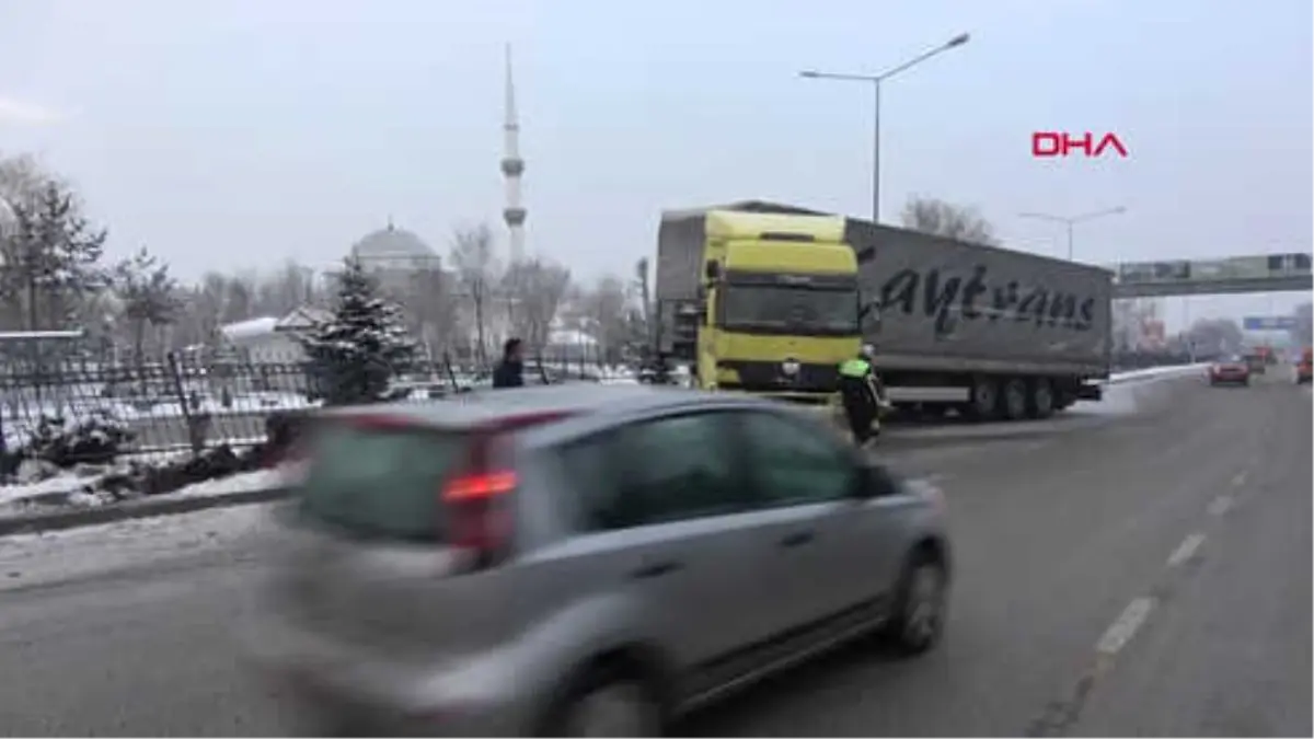 Erzurum Buzlu Yılda Kayan Tır Zincirleme Kazaya Neden Oldu