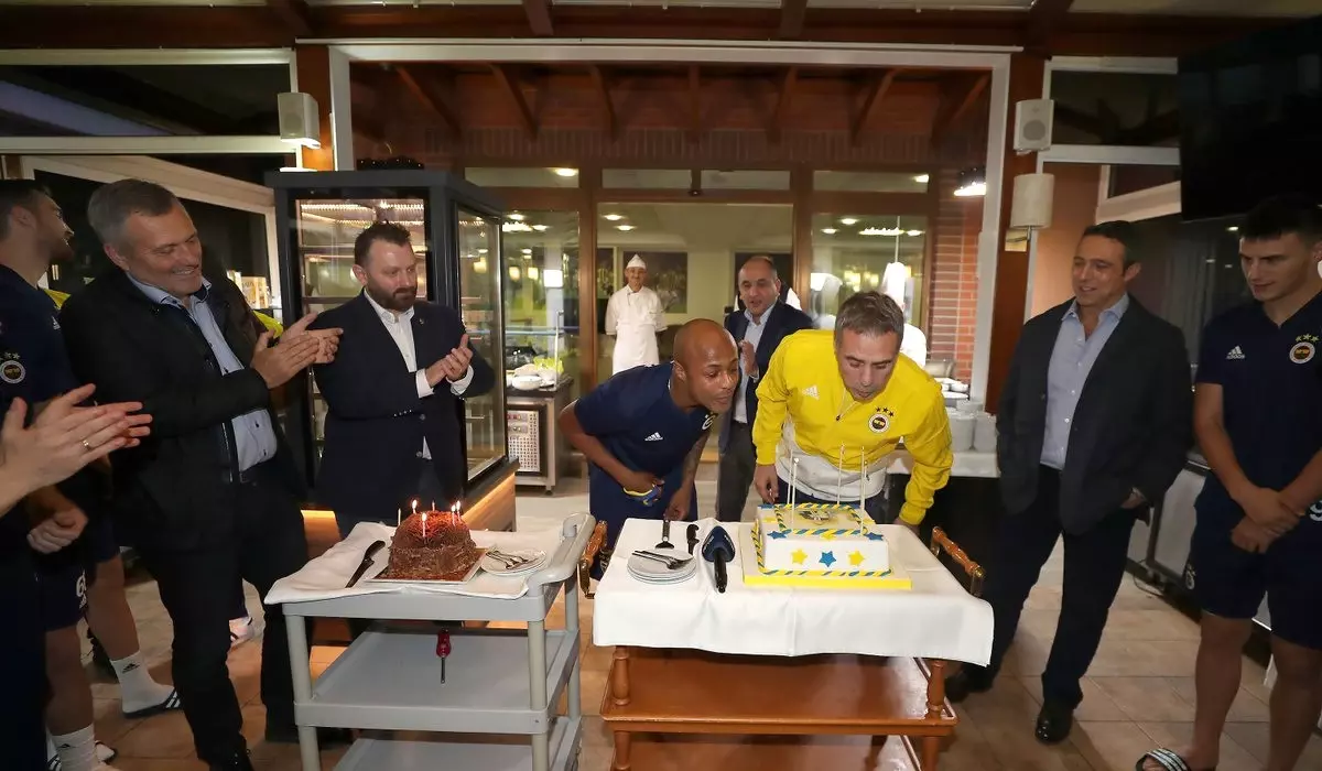 Fenerbahçe\'de Ersun Yanal ve Andre Ayew\'in Doğum Günü Kutlandı