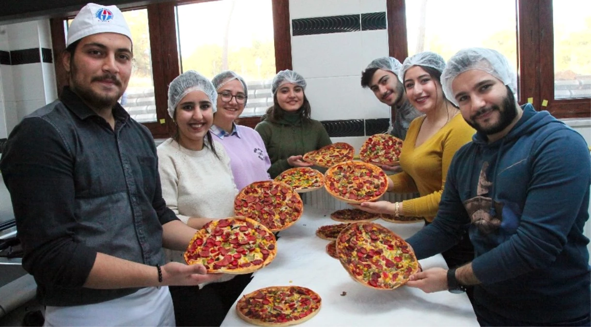 Gaün\'lü Öğrenciler İlkokul Öğrencilerine Pizza Yaptı