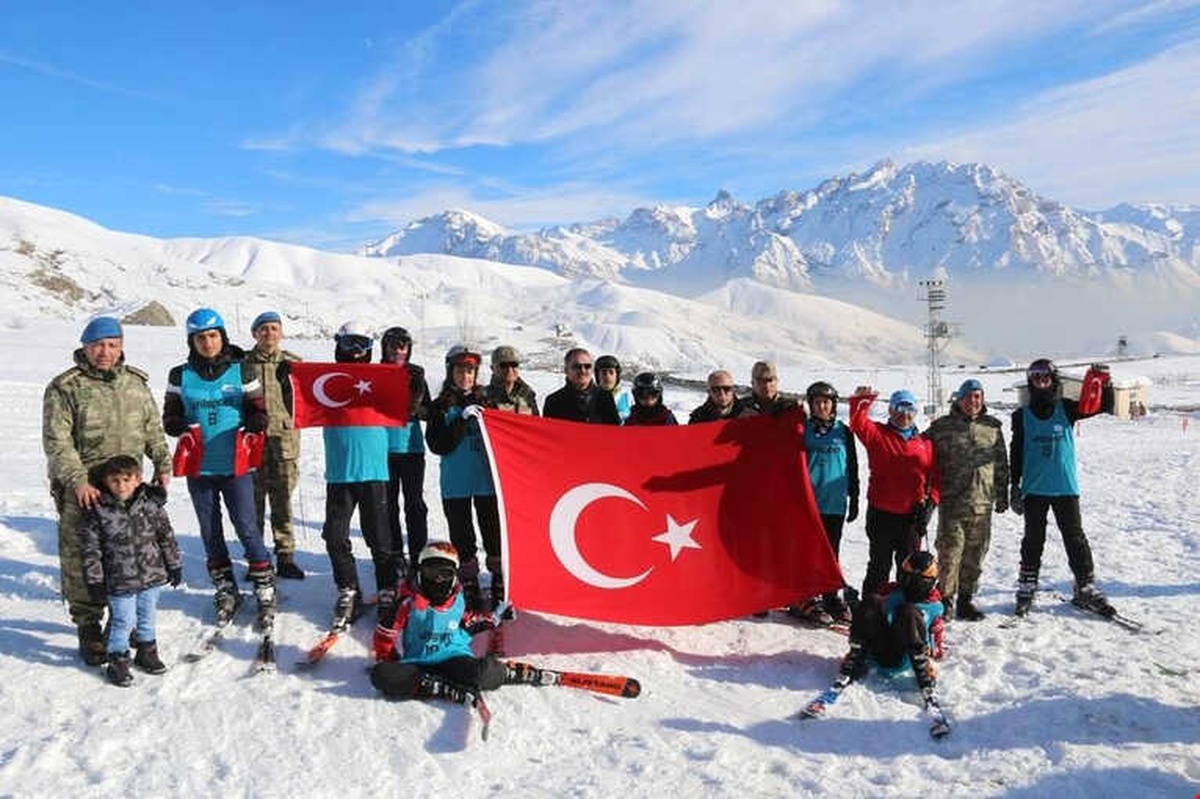 Hakkari\'de \'Dağ Evi ve Kayak Sezonu\' Açılışı