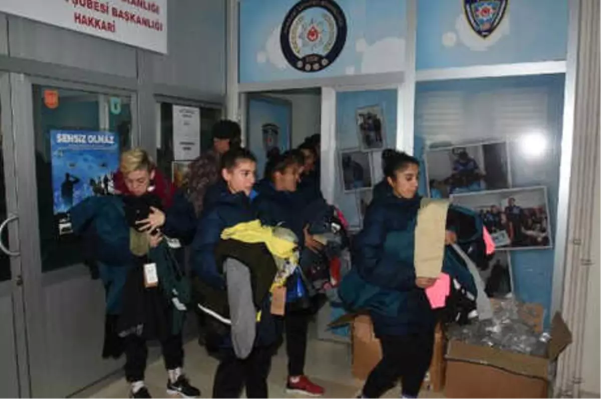 Hakkari Polisinden Kadın Futbolculara Jest