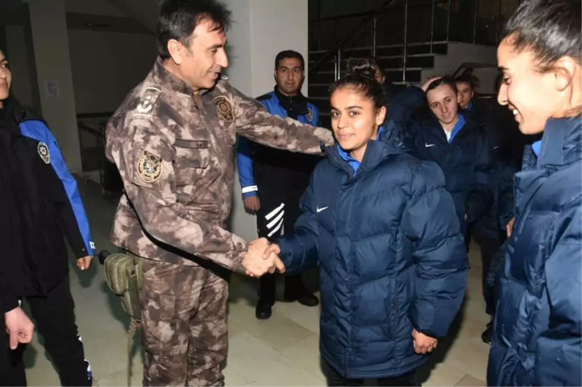 Hakkari Polisinden Kadın Sporculara Giyim Desteği