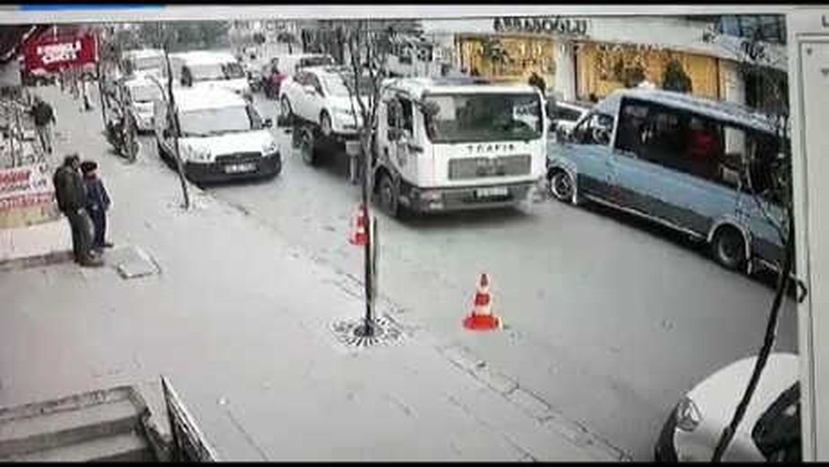İçinde Çocuk Varken Otomobili Çektiler