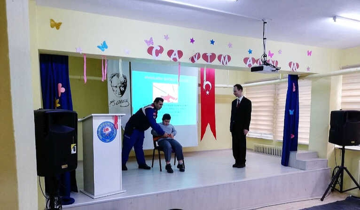 Jandarmadan Öğrencilere "Trafik Dedektifleri" Projesi Kapsamında Eğitim