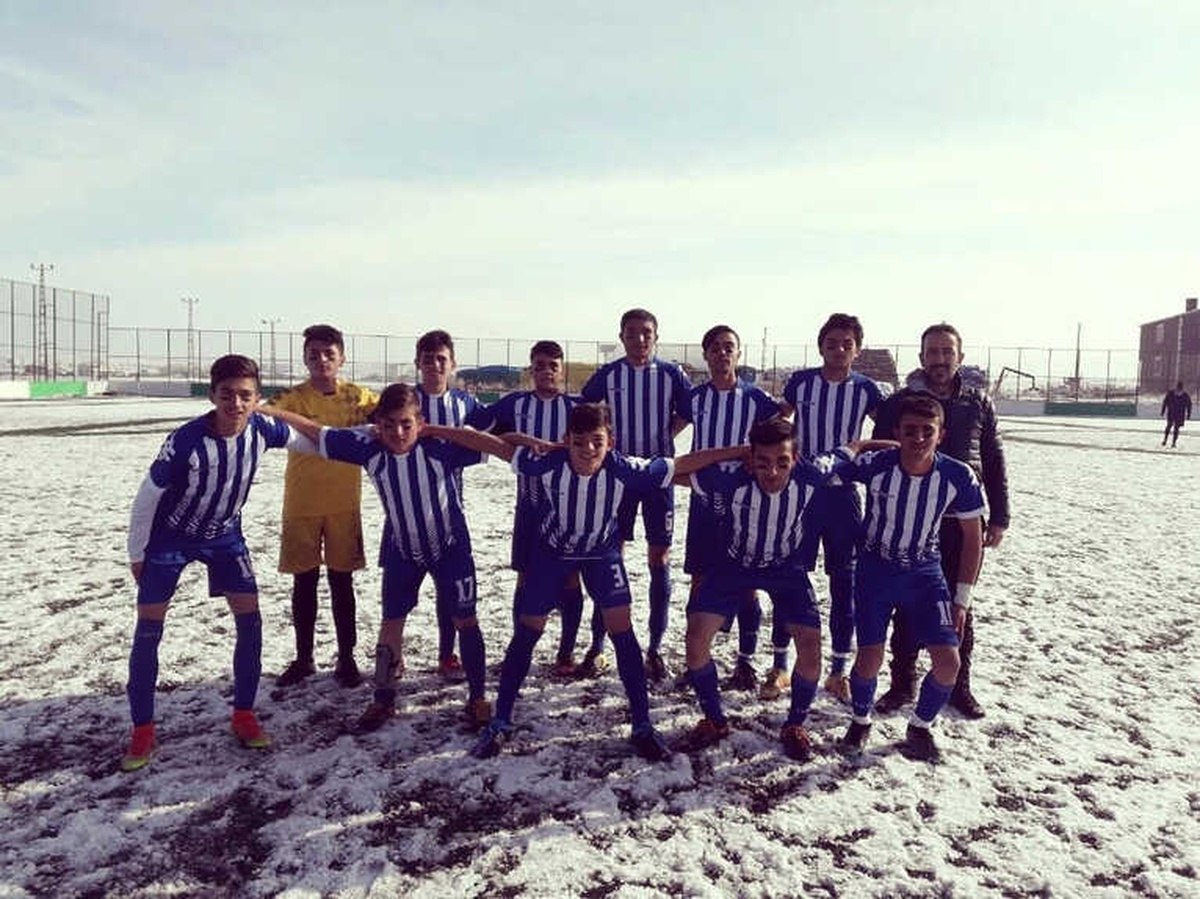 Kars\'ta Liselerarası Futbol Turnuvasında Şampiyon Alparslan Anadolu Lisesi