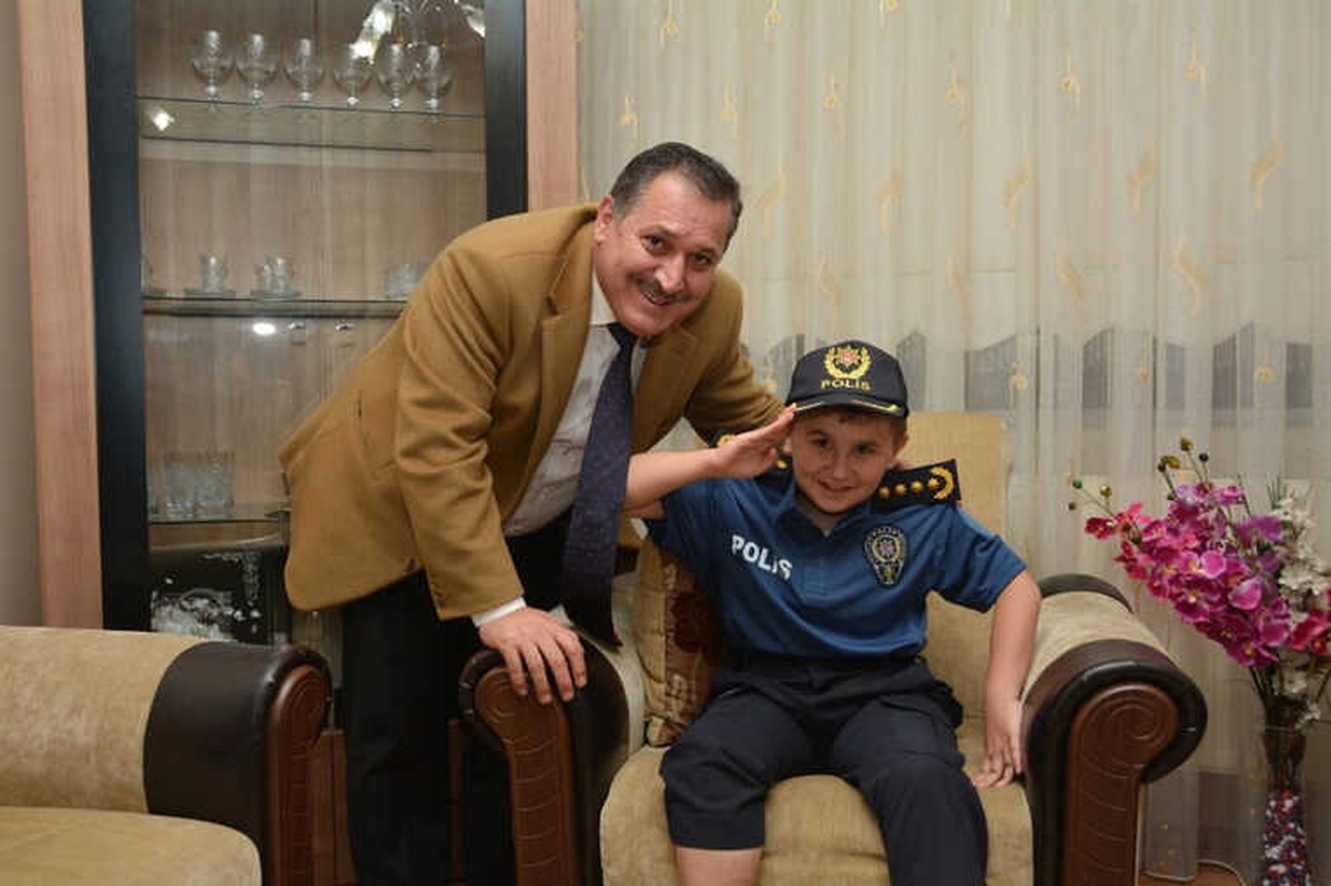 Kas Hastası Minik Miraç\'a Polis Amcalarından Ziyaret