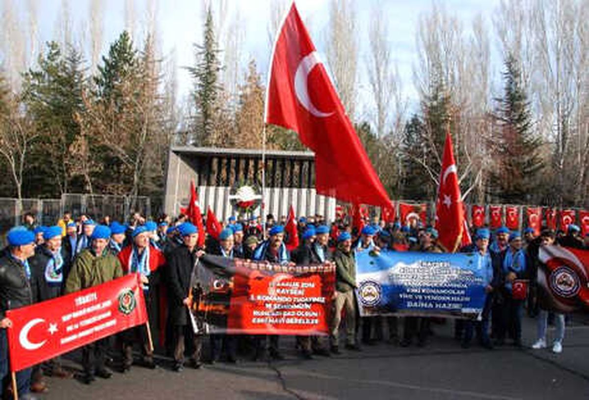 Kayseri\'de Canlı Bomba Saldırısında Şehit Olan 15 Asker, Anıldı