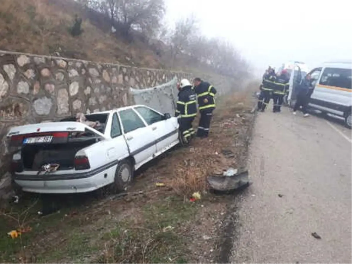 Kırıkkale\'de Minibüs ve İki Otomobil Çarpıştı: 3 Yaralı