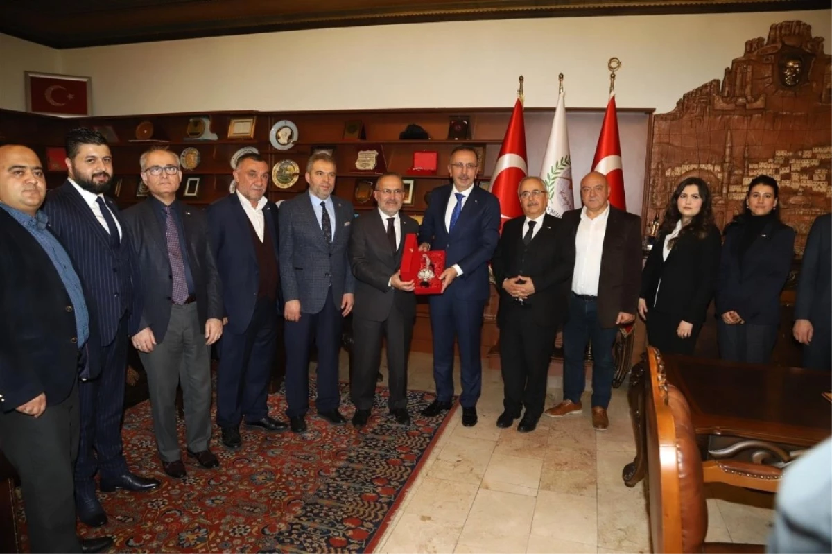 Kızılay Merkez Yöneticileri Belediye Başkanı Seçen\'i Ziyaret Etti