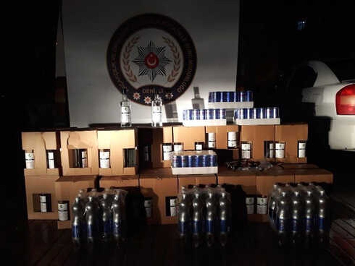 Kumaş Parçalarının Arasından 3 Bin Litre Kaçak İçki Çıktı