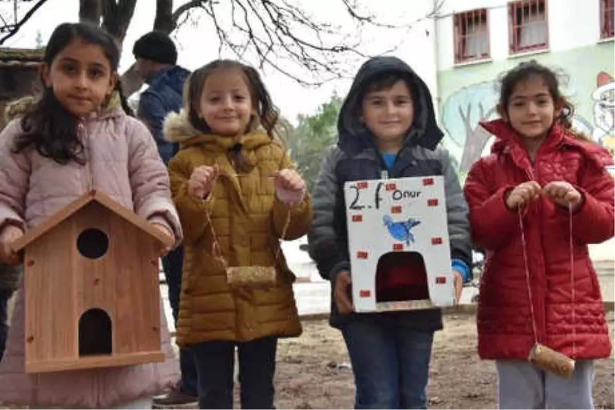 Öğrenciler, Okul Bahçesine Kuş Mahallesi Kurdu