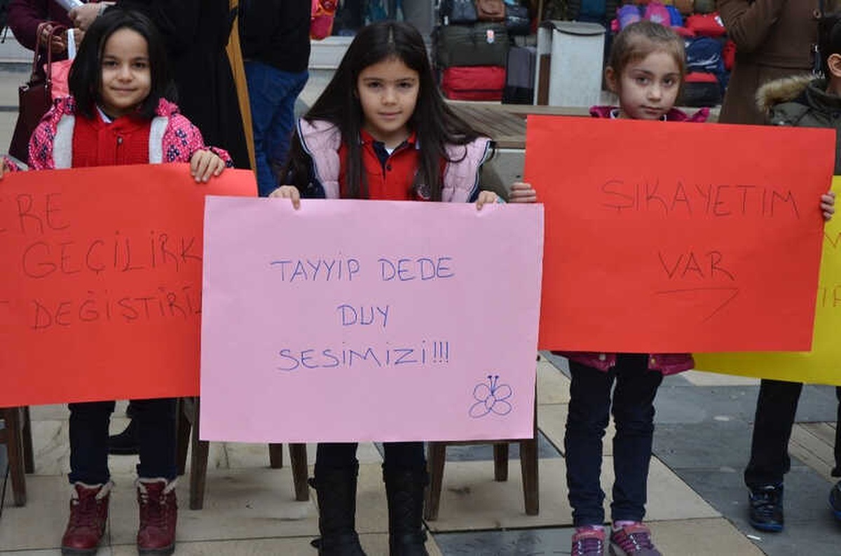 Öğrenciler ve Velilerden \'Öğretmenimizi Geri İstiyoruz\' Eylemi