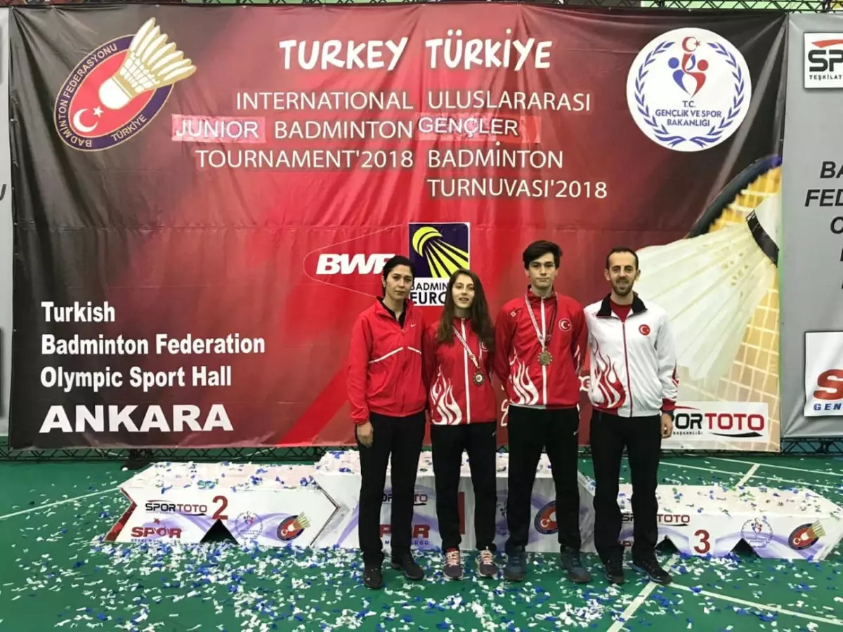 Osmangazili Badmintoncuların Madalya Coşkusu