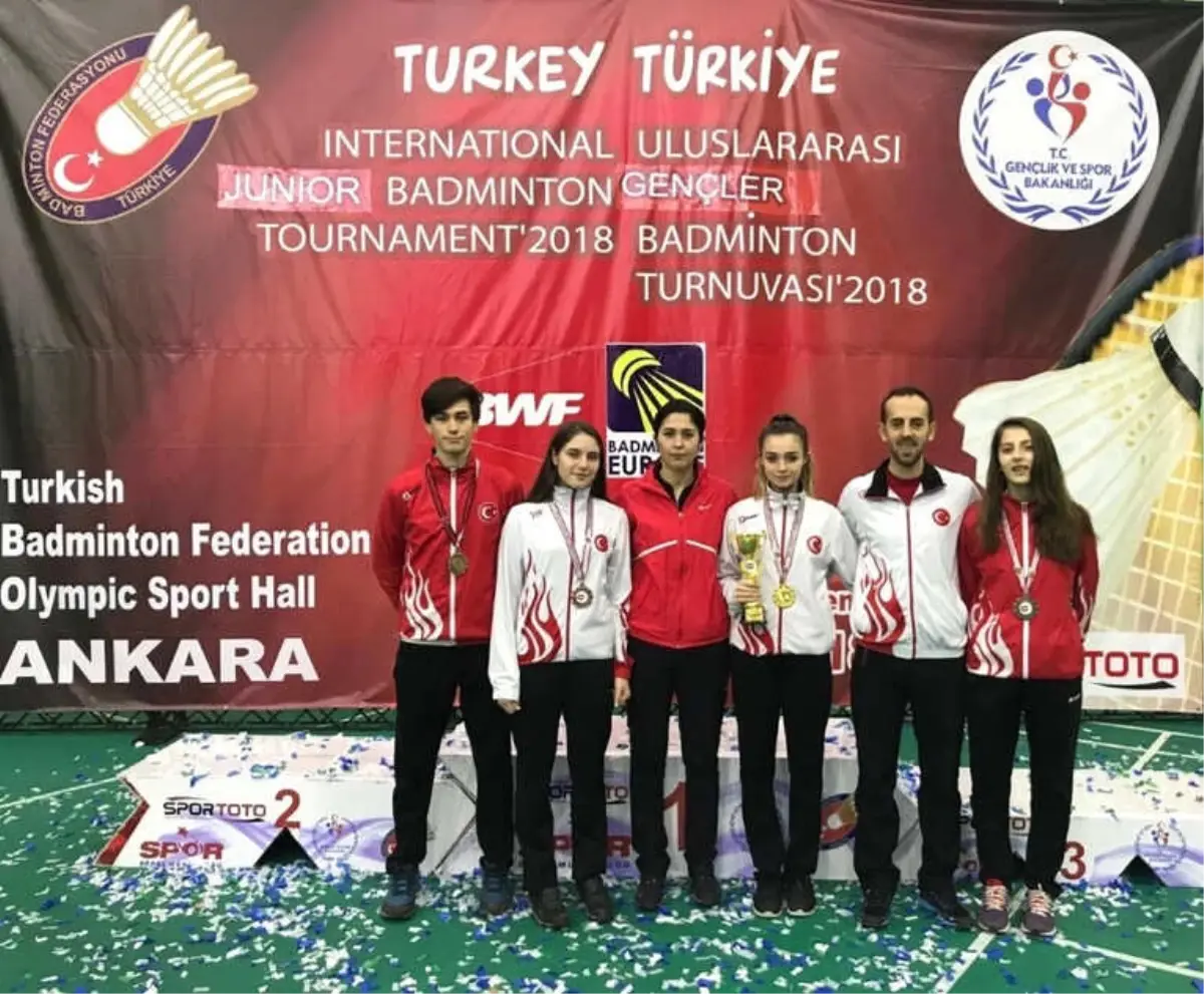 Osmangazili Badmintoncuların Madalya Coşkusu