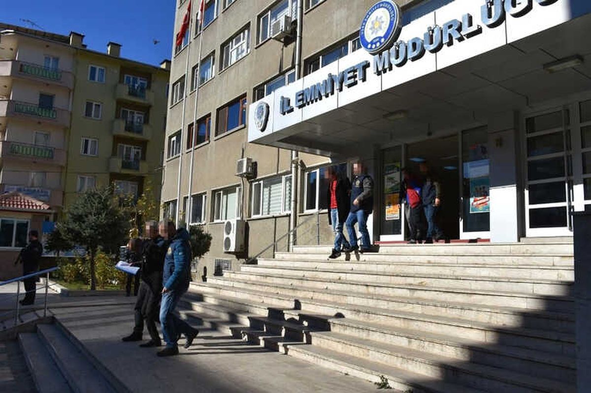 Polis Cami Hırsızlarının Kullandığı Aracı Lastiklerine Ateş Ederek Durdurdu