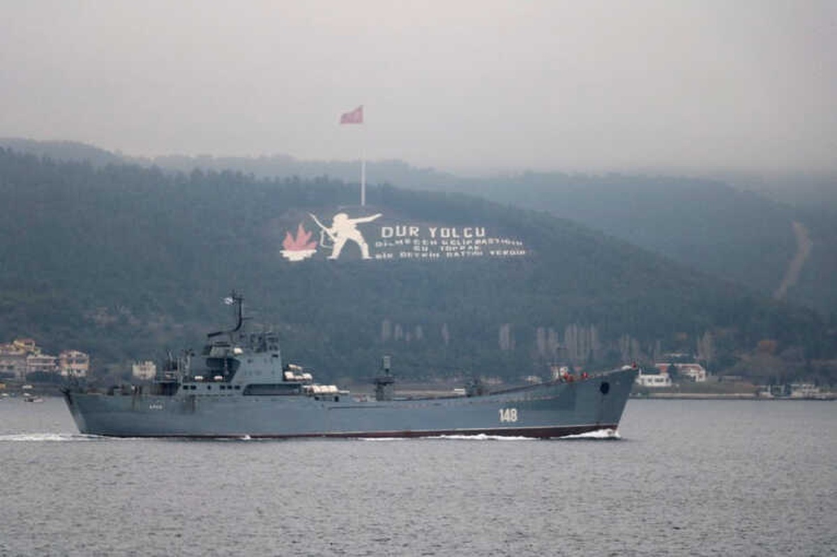 Rus Savaş Gemisi Çanakkale Boğazı\'ndan Geçti