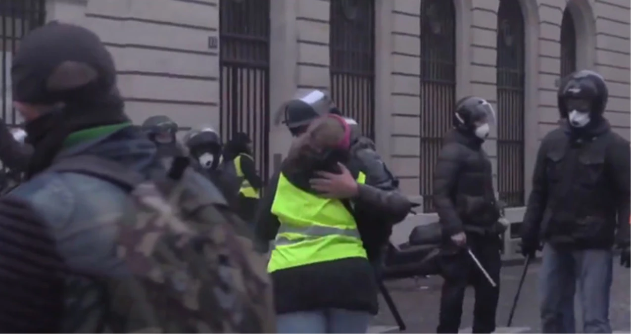 Protestoya Müdahale Eden Polis, "Burada Ne Yapıyorsun" Diyerek Sarı Yelekli Arkadaşına Sarıldı