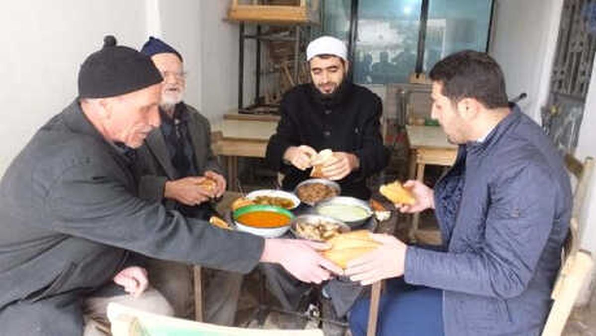 Sırayla Her Gün 3 Öğün Yemek Yapıyorlar