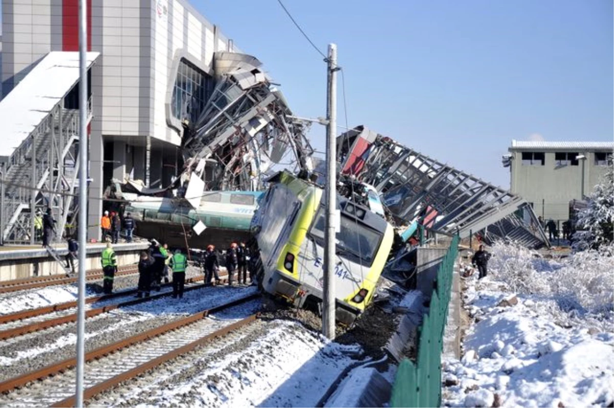 Ankara\'daki Tren Kazasında Gözaltına Alınan 3 TCDD Personeli Adliyeye Sevk Edildi