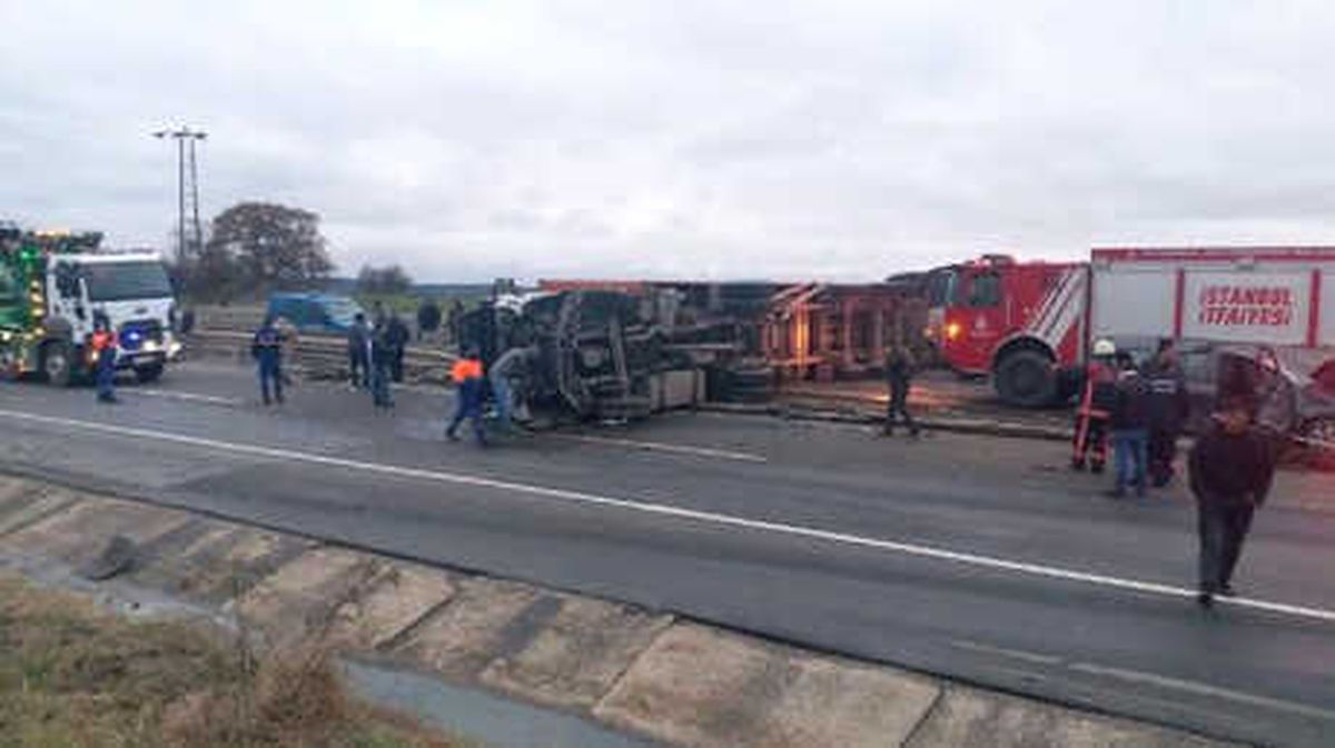 Tır Devrildi, İstanbul Yolu 3 Saat Trafiğe Kapandı